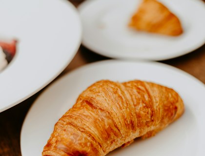 Croissant di atas piring